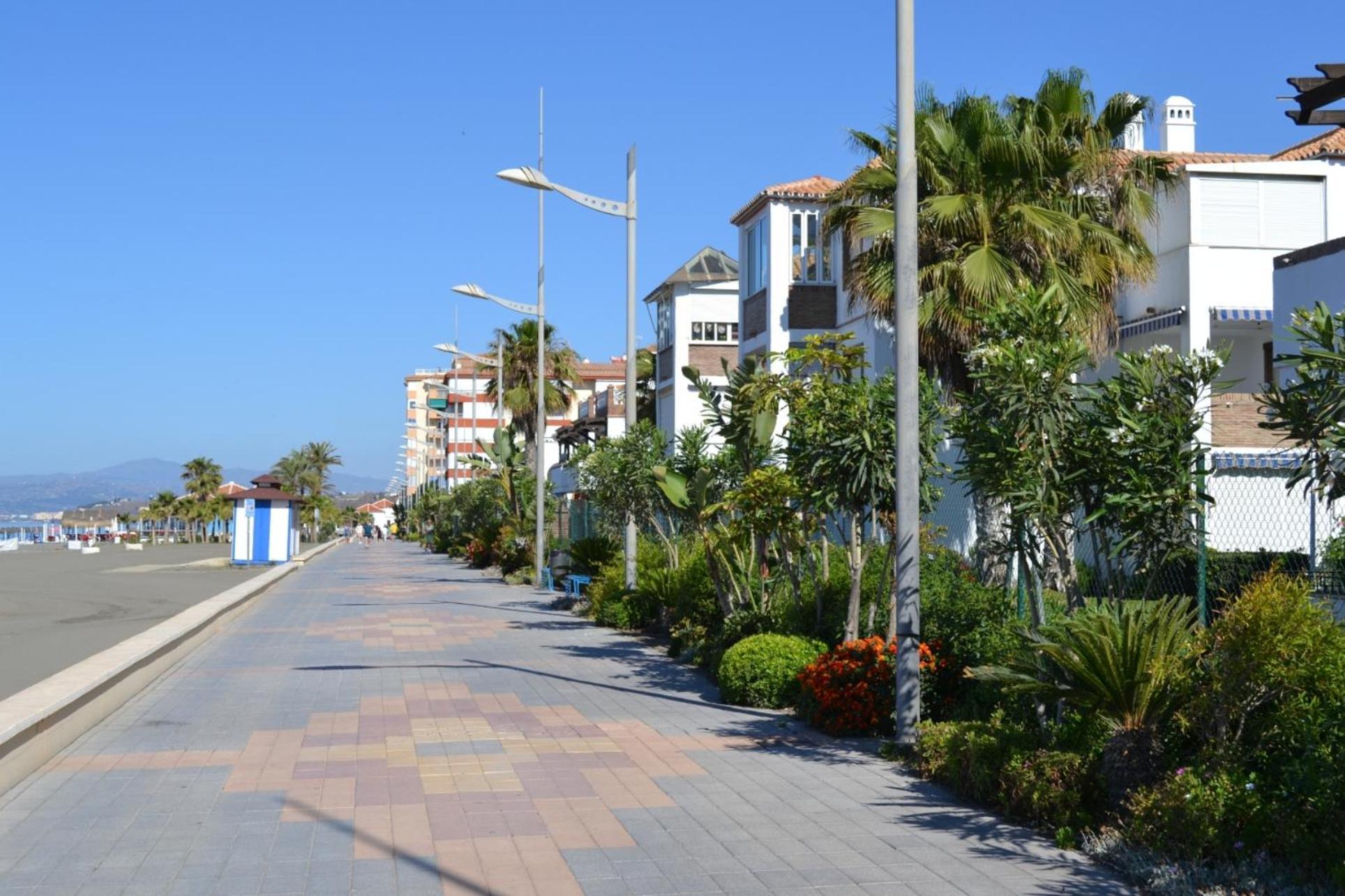 Spacious 1 Bedroom Apartment, Beach Front, Torrox Costa Екстериор снимка