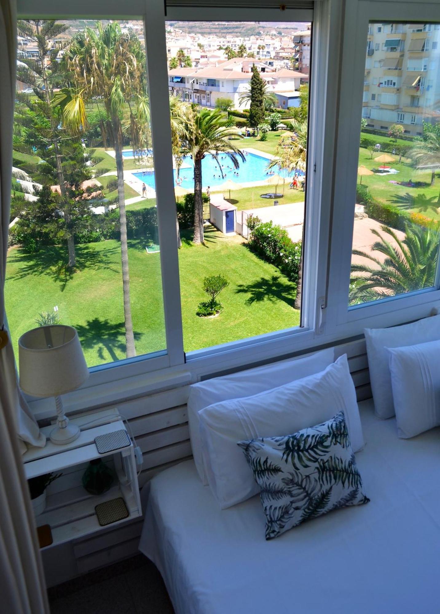 Spacious 1 Bedroom Apartment, Beach Front, Torrox Costa Екстериор снимка