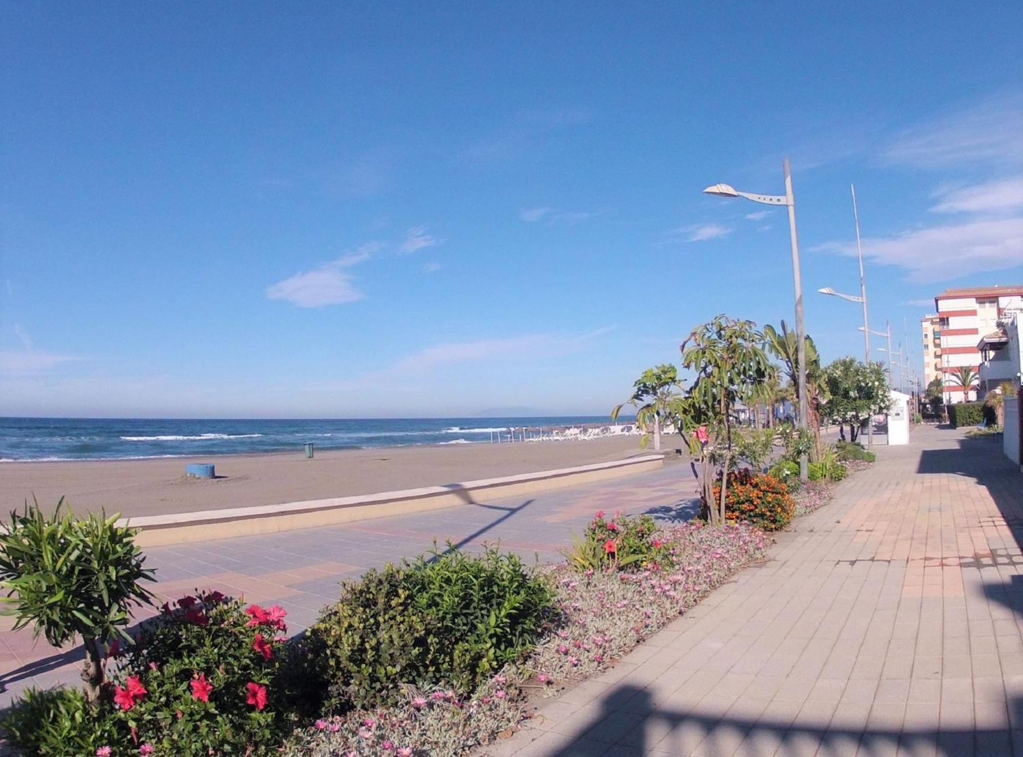 Spacious 1 Bedroom Apartment, Beach Front, Torrox Costa Екстериор снимка