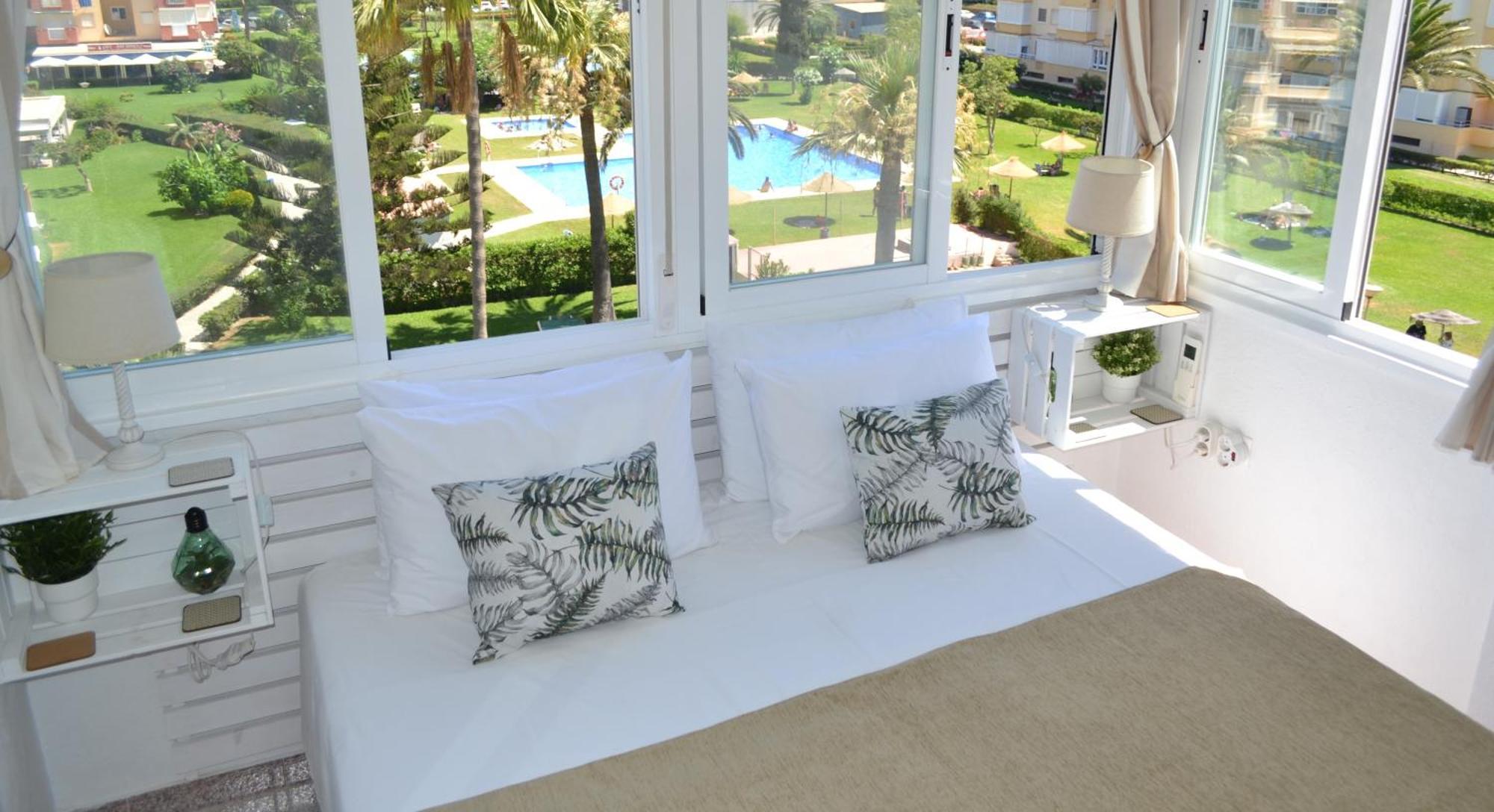 Spacious 1 Bedroom Apartment, Beach Front, Torrox Costa Екстериор снимка