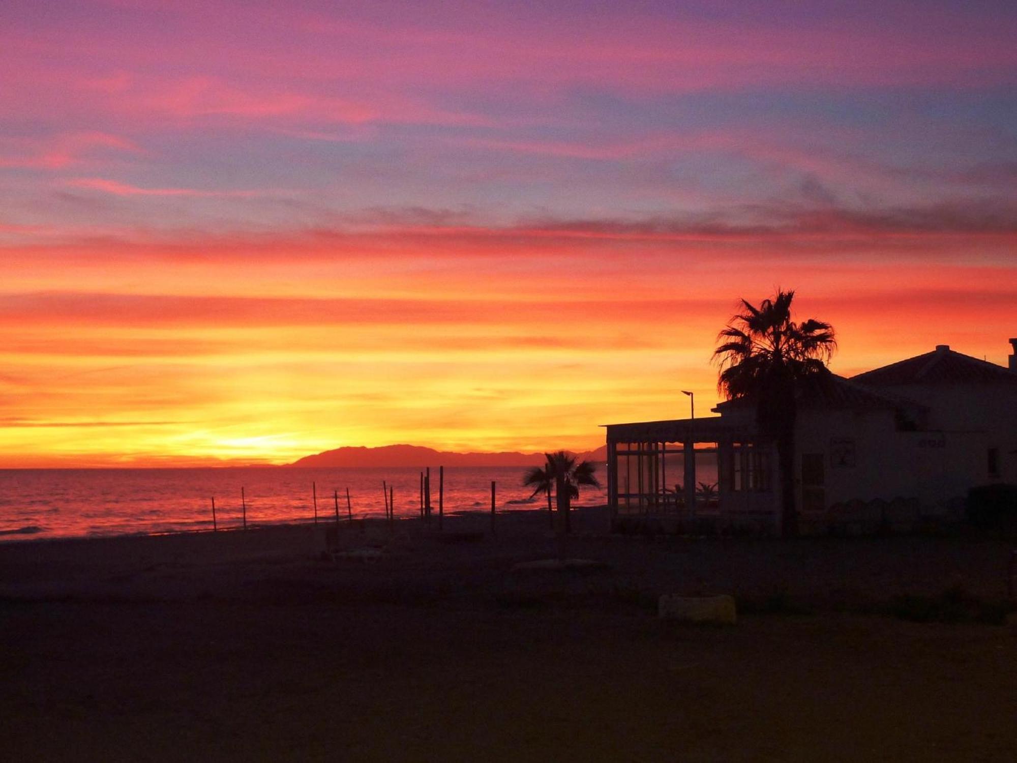 Spacious 1 Bedroom Apartment, Beach Front, Torrox Costa Екстериор снимка